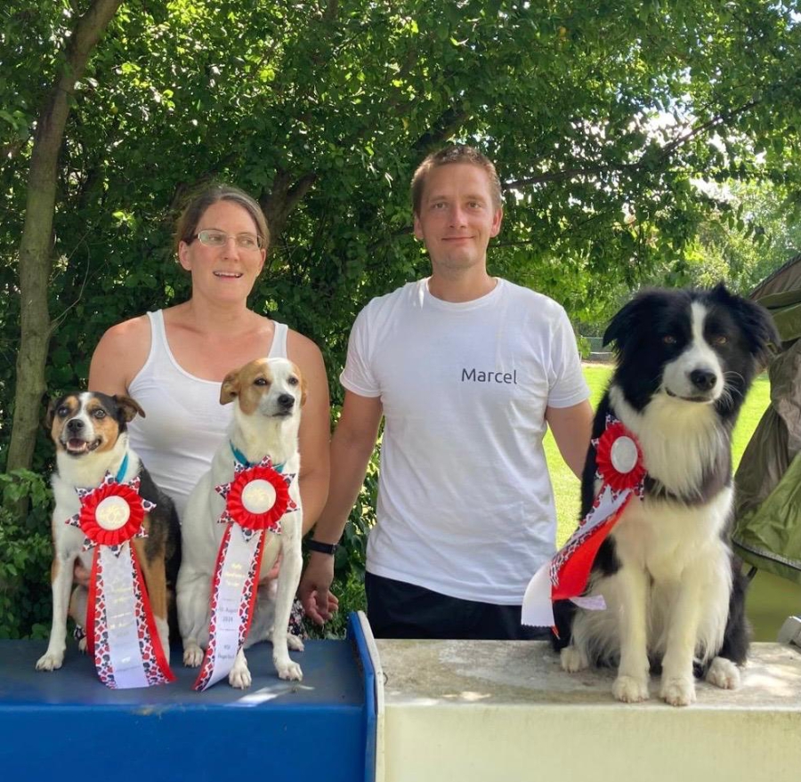 Jenny und Marcel mit Aurelia, Lucie und Sola